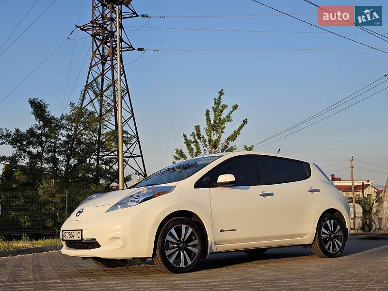 Хетчбек Nissan Leaf 2013 в Дніпрі