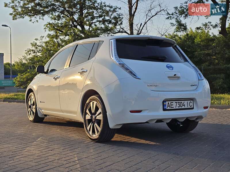 Хетчбек Nissan Leaf 2013 в Дніпрі