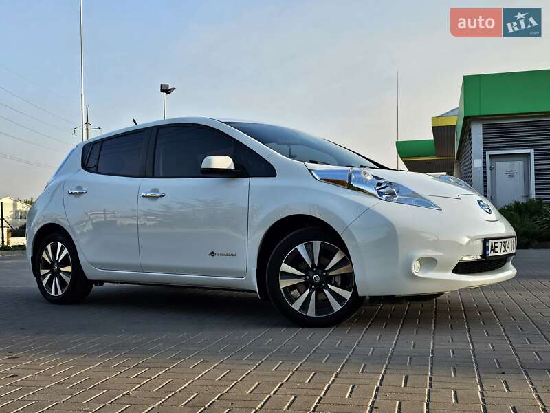 Хетчбек Nissan Leaf 2013 в Дніпрі