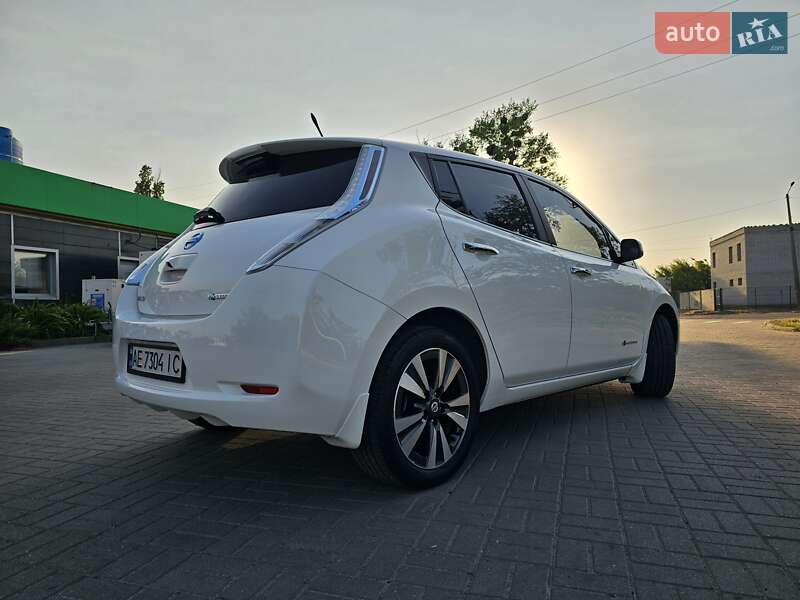 Хетчбек Nissan Leaf 2013 в Дніпрі