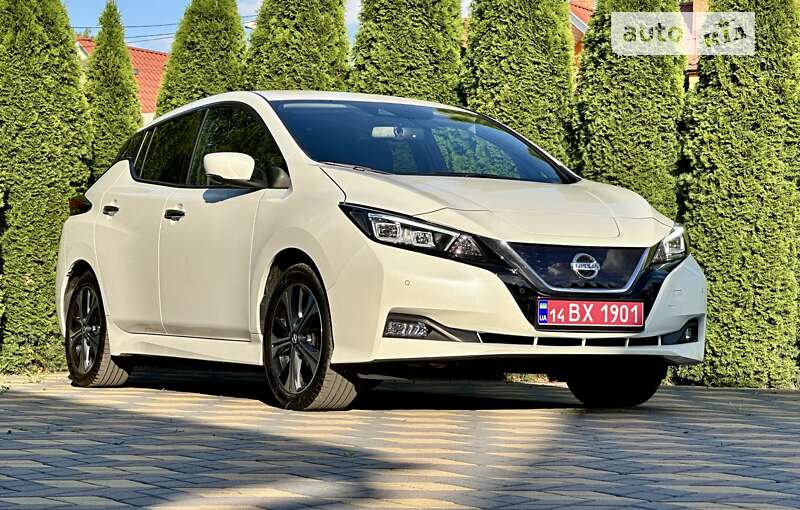 Хэтчбек Nissan Leaf 2022 в Самборе