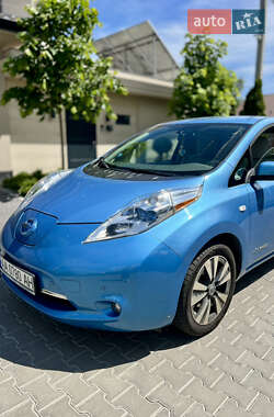 Хэтчбек Nissan Leaf 2013 в 