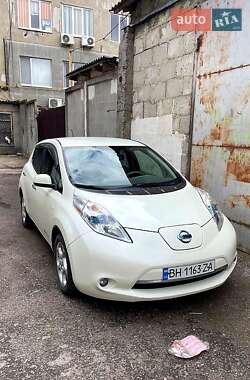 Хэтчбек Nissan Leaf 2012 в 