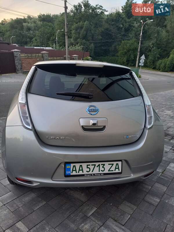 Хэтчбек Nissan Leaf 2015 в Киеве