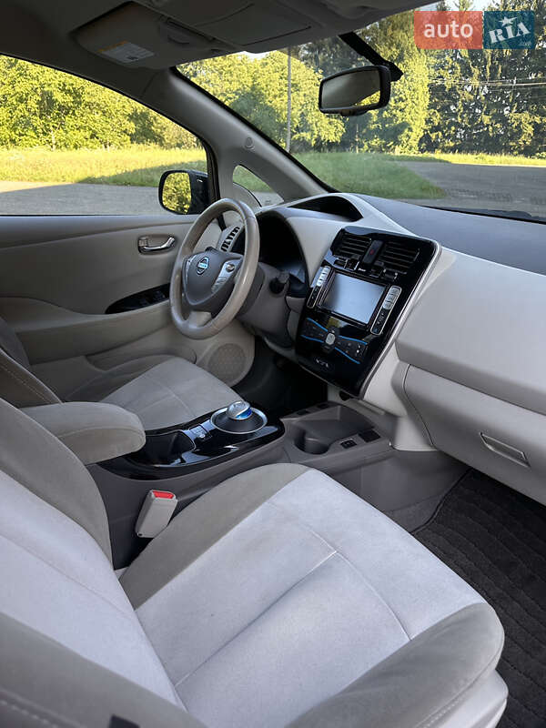 Хетчбек Nissan Leaf 2015 в Бурштині