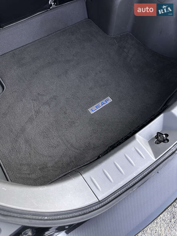 Хетчбек Nissan Leaf 2015 в Бурштині