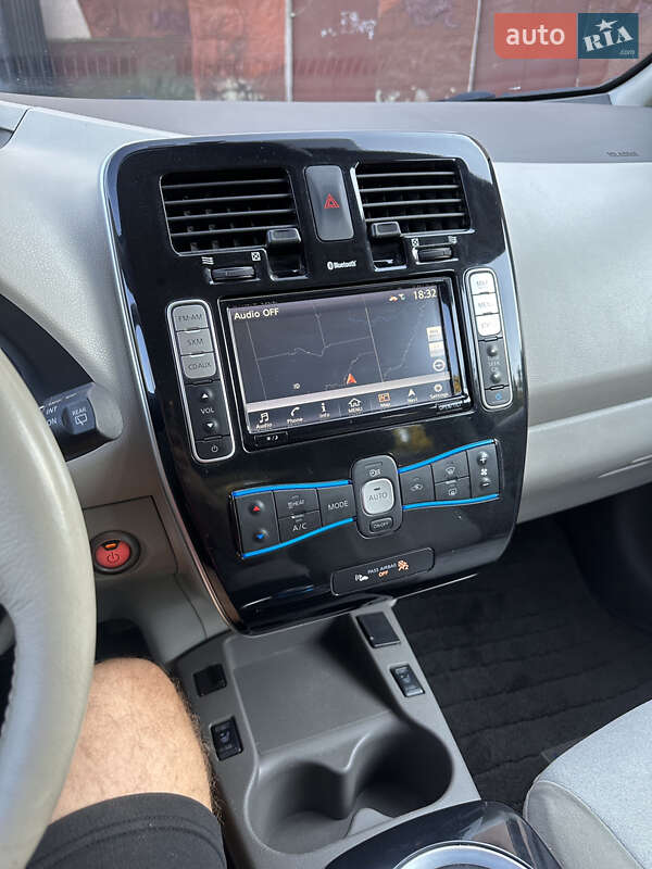 Хетчбек Nissan Leaf 2015 в Бурштині