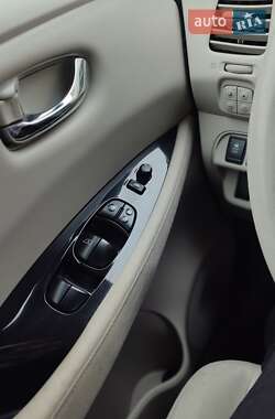 Хэтчбек Nissan Leaf 2012 в 