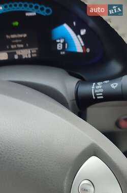 Хэтчбек Nissan Leaf 2012 в 