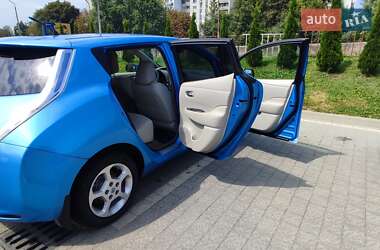 Хэтчбек Nissan Leaf 2012 в 