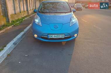 Хэтчбек Nissan Leaf 2012 в 