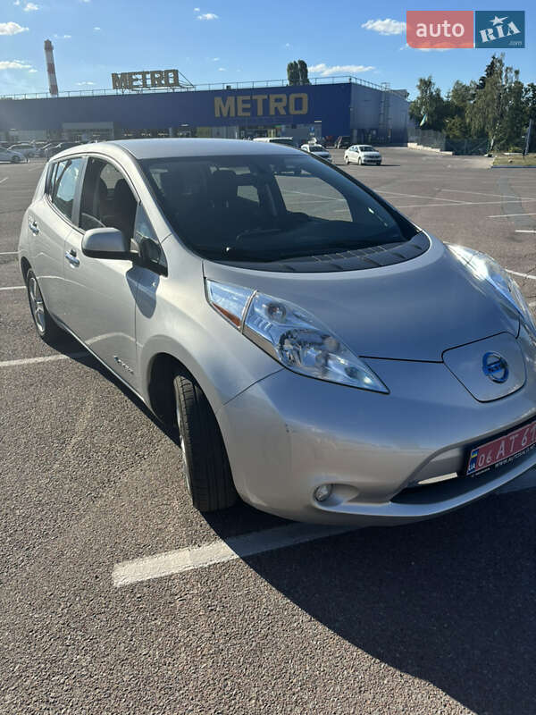 Хетчбек Nissan Leaf 2015 в Житомирі