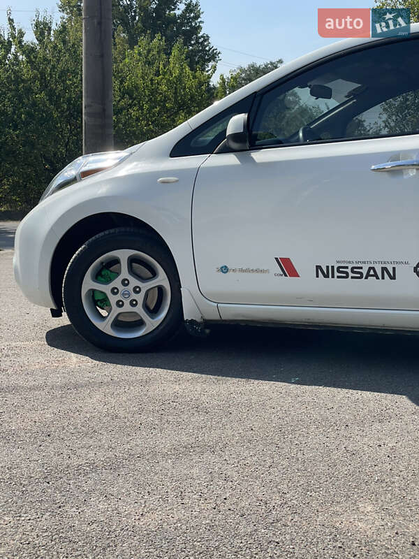 Хэтчбек Nissan Leaf 2014 в Коростене