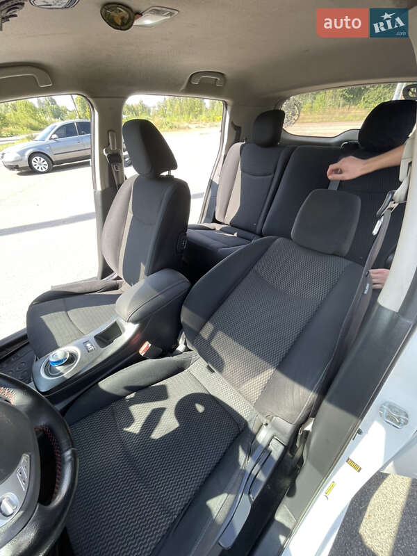 Хэтчбек Nissan Leaf 2014 в Коростене