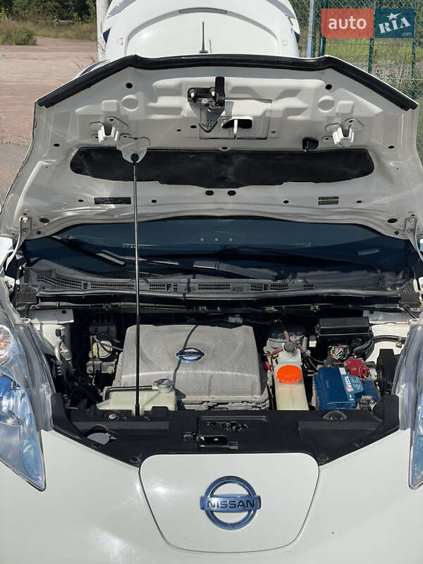 Хэтчбек Nissan Leaf 2014 в Коростене