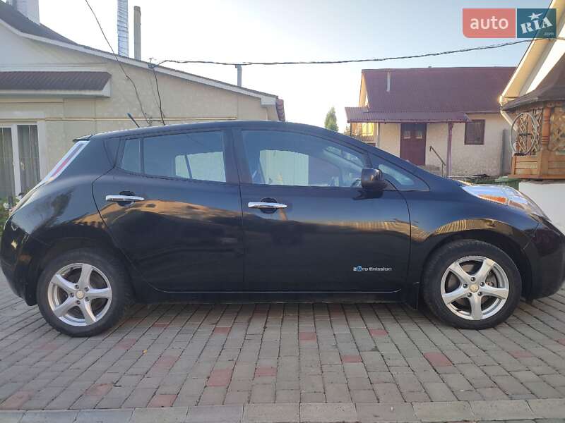 Хэтчбек Nissan Leaf 2015 в Шумске