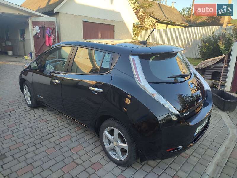 Хэтчбек Nissan Leaf 2015 в Шумске