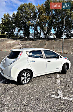 Хетчбек Nissan Leaf 2015 в 