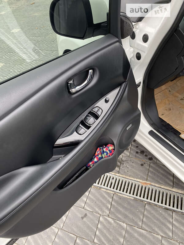 Хэтчбек Nissan Leaf 2013 в Буске
