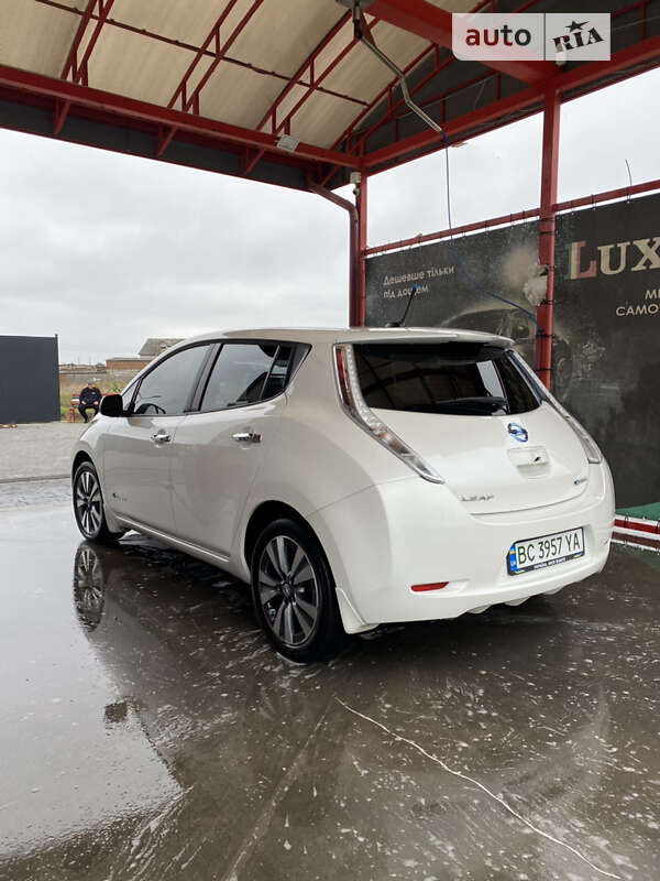 Хэтчбек Nissan Leaf 2013 в Буске