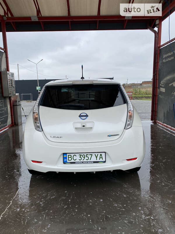 Хэтчбек Nissan Leaf 2013 в Буске