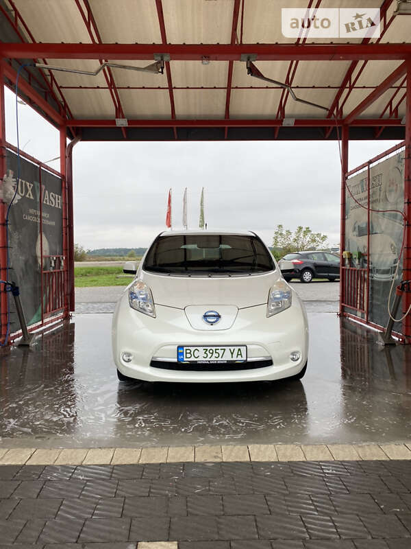 Хэтчбек Nissan Leaf 2013 в Буске