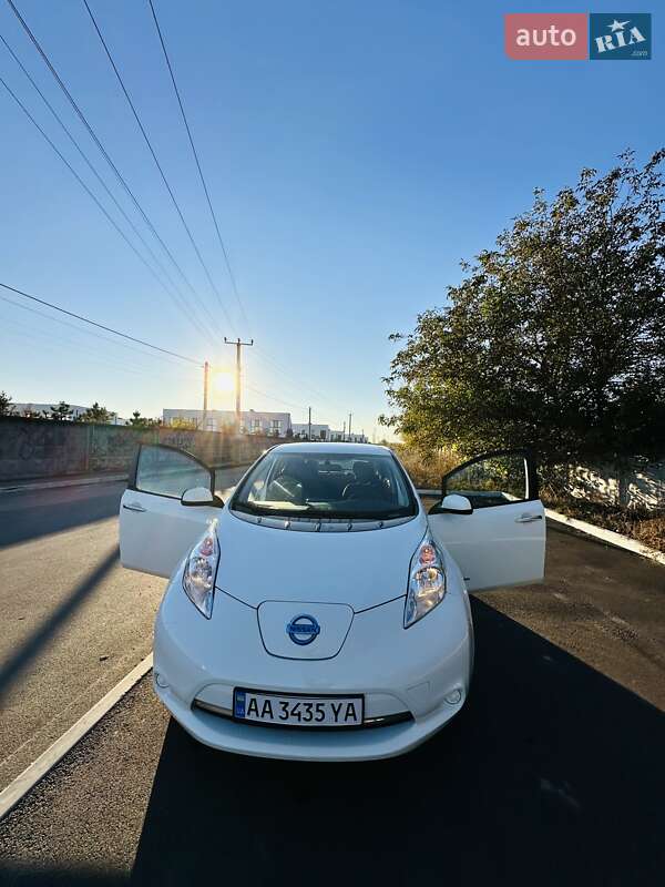 Хэтчбек Nissan Leaf 2015 в Киеве