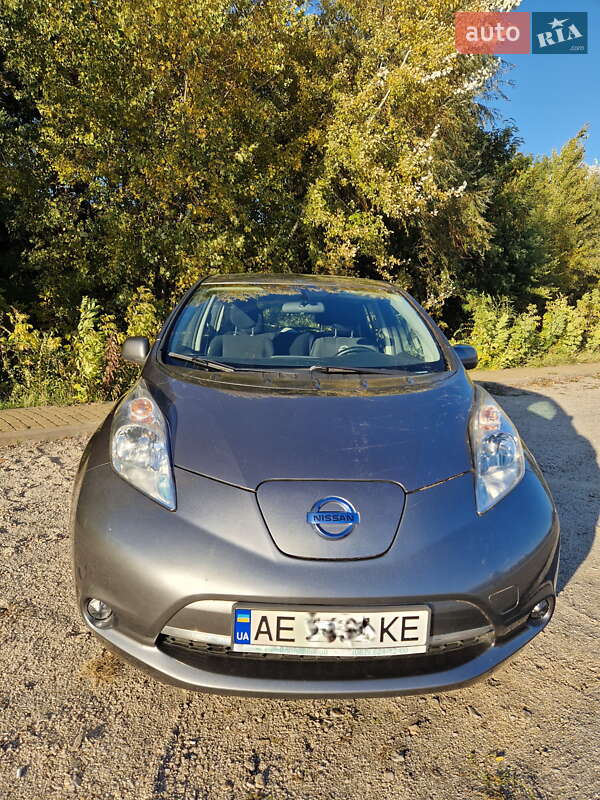 Хетчбек Nissan Leaf 2015 в Дніпрі