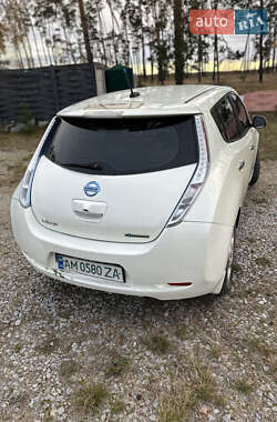 Хэтчбек Nissan Leaf 2012 в 