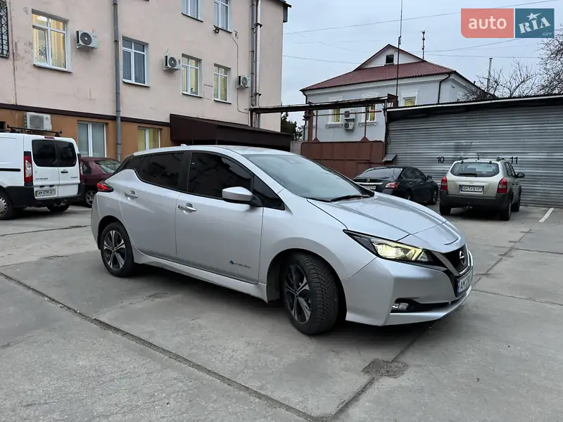 Хэтчбек Nissan Leaf 2019 в 