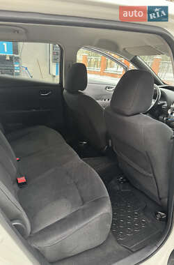 Хэтчбек Nissan Leaf 2013 в 