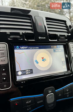 Хэтчбек Nissan Leaf 2013 в 