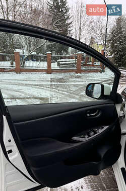 Хэтчбек Nissan Leaf 2013 в 