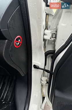 Хэтчбек Nissan Leaf 2013 в 