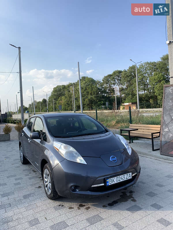 Хэтчбек Nissan Leaf 2013 в Городке