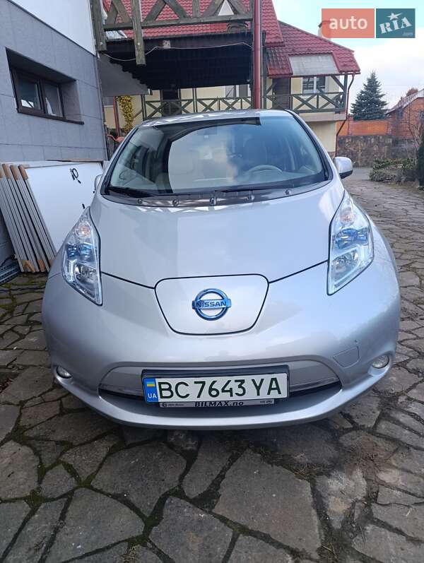 Хэтчбек Nissan Leaf 2012 в Сходнице