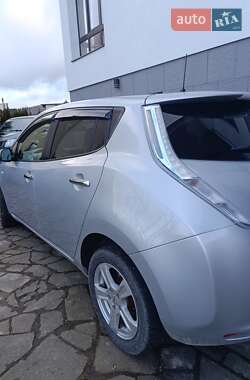 Хэтчбек Nissan Leaf 2012 в Сходнице