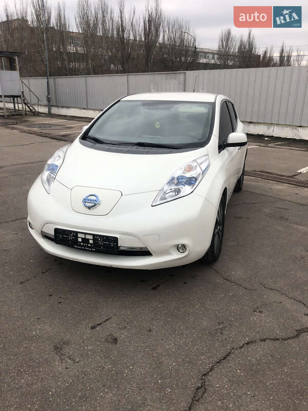 Хэтчбек Nissan Leaf 2016 в 