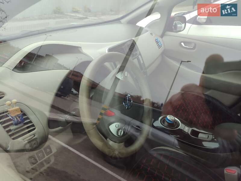 Хетчбек Nissan Leaf 2012 в Дніпрі