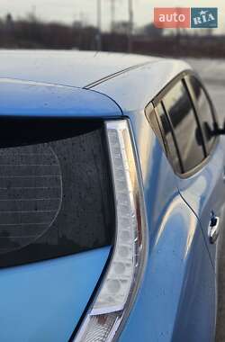 Хэтчбек Nissan Leaf 2010 в 