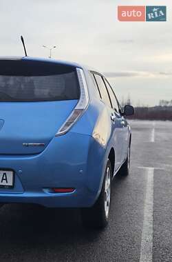 Хэтчбек Nissan Leaf 2010 в 