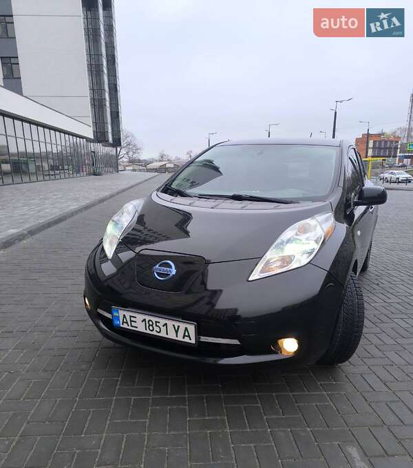 Хэтчбек Nissan Leaf 2015 в 