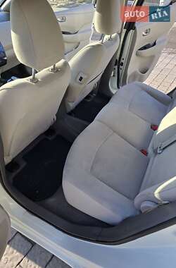 Хэтчбек Nissan Leaf 2012 в 