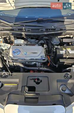 Хэтчбек Nissan Leaf 2012 в 