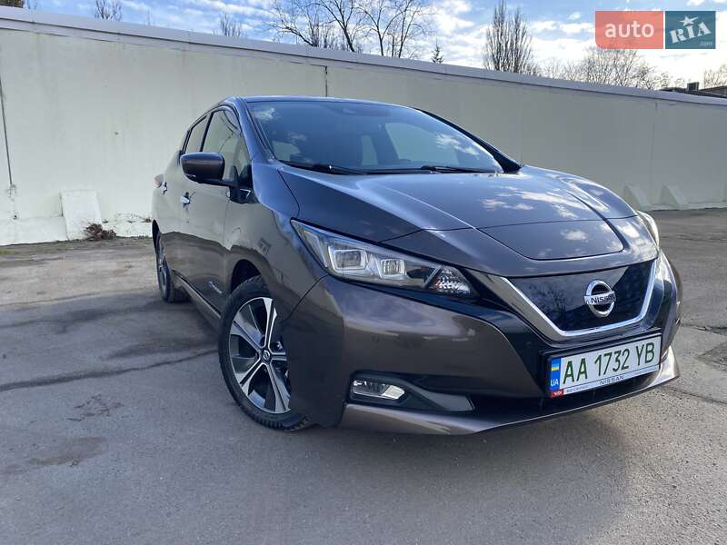 Хэтчбек Nissan Leaf 2018 в 
