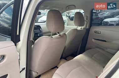 Хэтчбек Nissan Leaf 2011 в 
