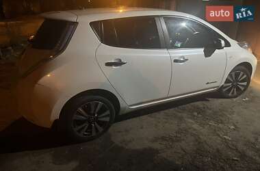 Хетчбек Nissan Leaf 2014 в 