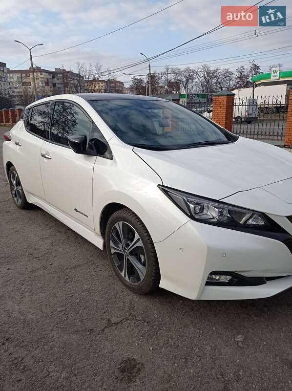 Хетчбек Nissan Leaf 2018 в Дніпрі