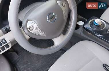 Хэтчбек Nissan Leaf 2012 в 