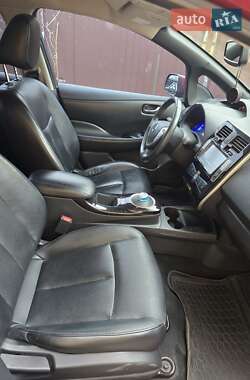 Хэтчбек Nissan Leaf 2013 в 